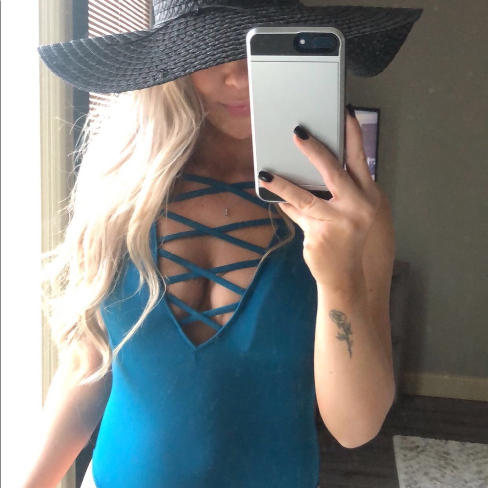 VS ONE PIECE SWIM